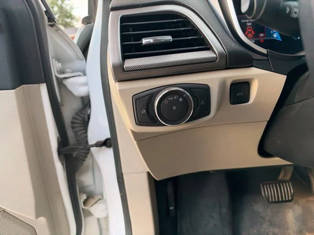 Used 2019 Oxford White Ford SE image 19