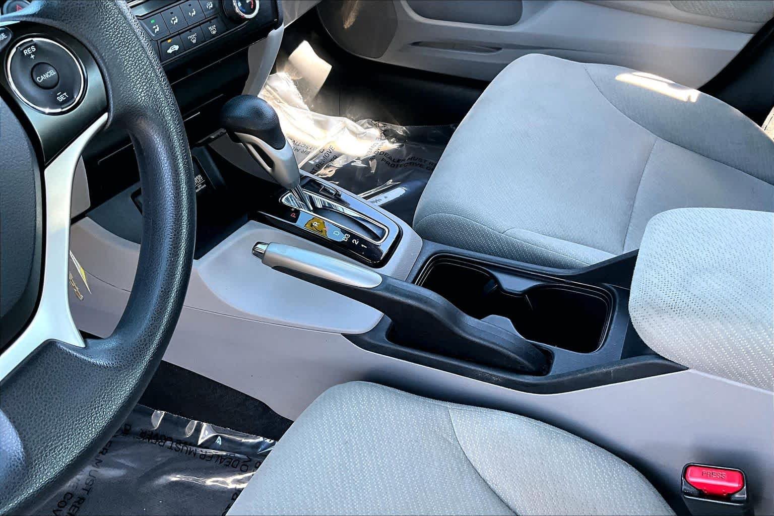 Used 2013 Alabaster Silver Metallic Honda LX image 16