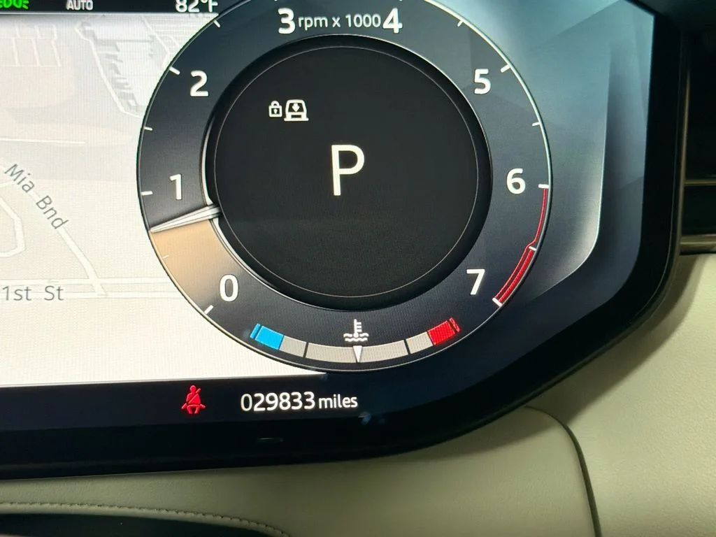 Used 2023 Gray Land Rover SE Dynamic image 12