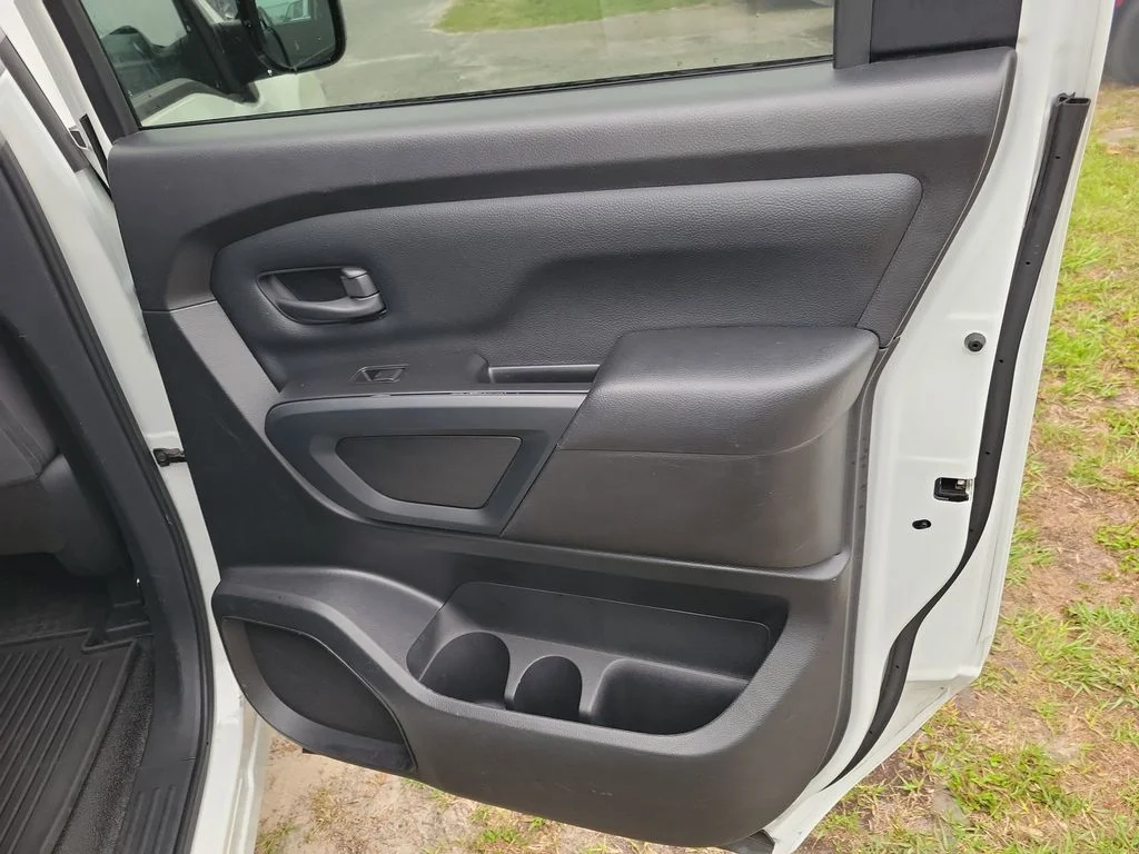 Used 2022 Glacier White Nissan S image 32