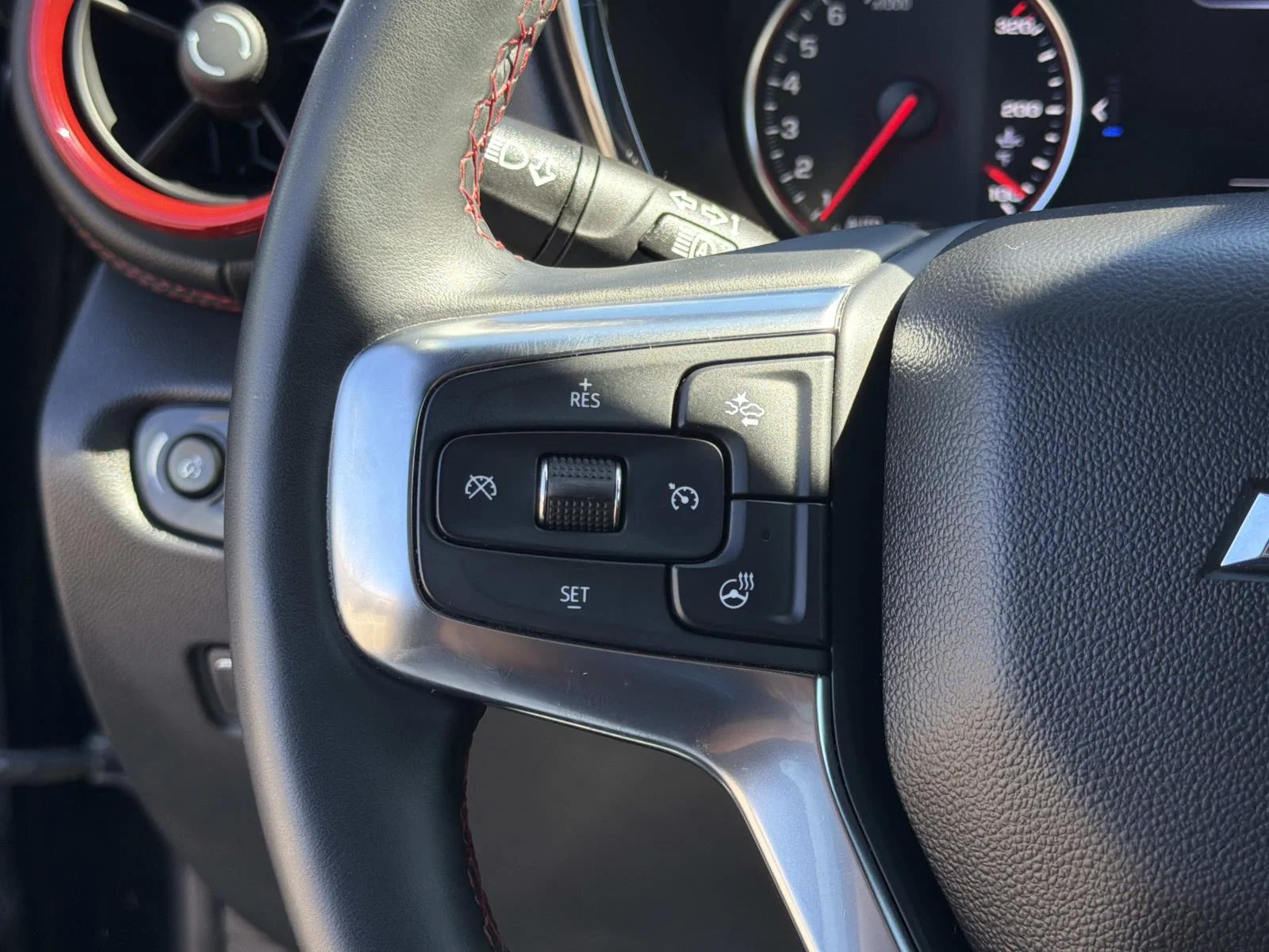 Used 2025 BLACK Chevrolet FWD 4dr RS image 9