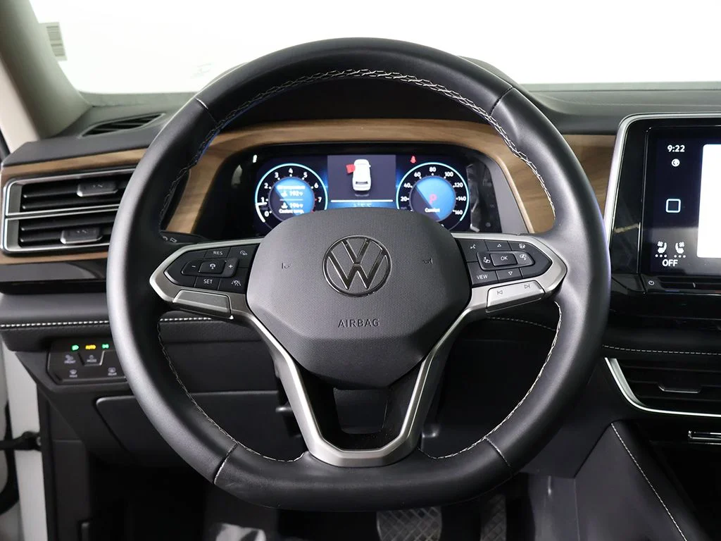 Used 2025 White Volkswagen 2.0T SE w/Technology image 38