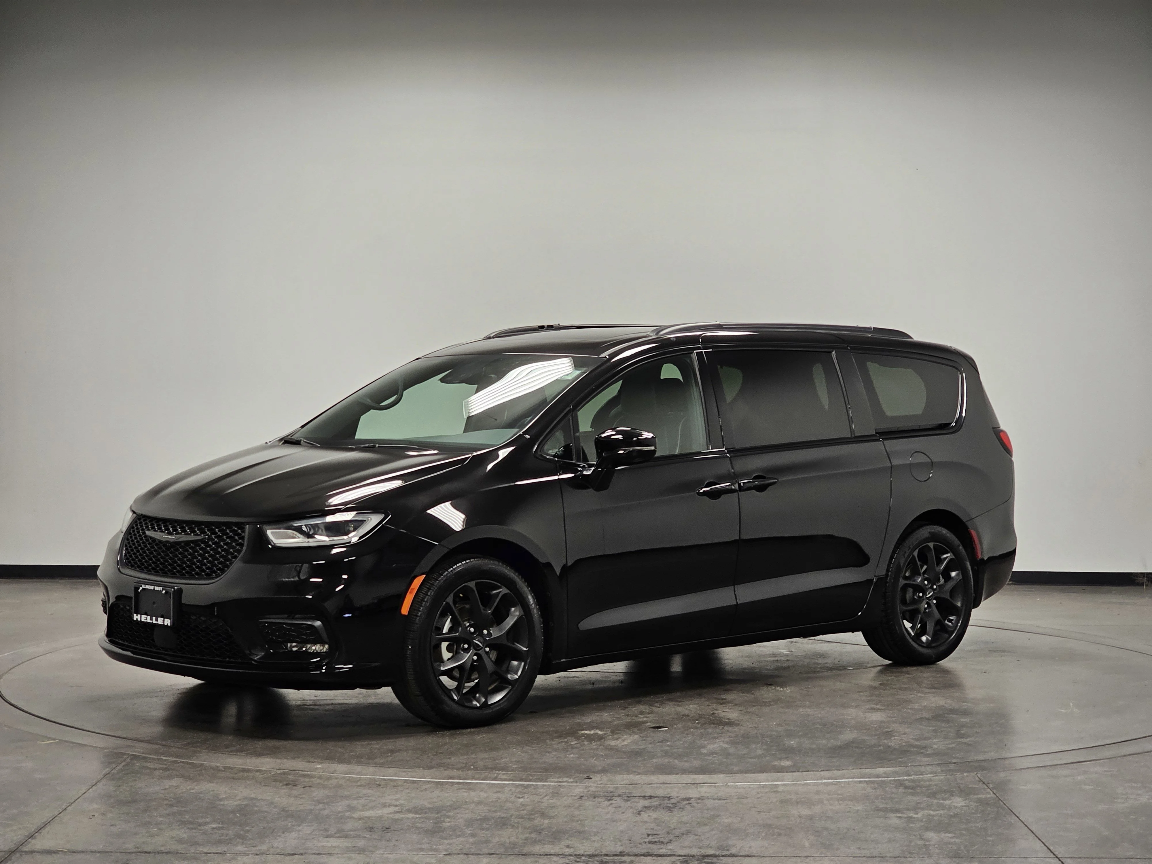 Used 2025 Diamond Black Crystal Pearlcoat Chrysler Limited image 4