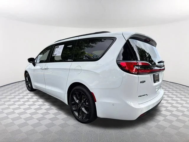 Used 2024 White Chrysler Limited image 7