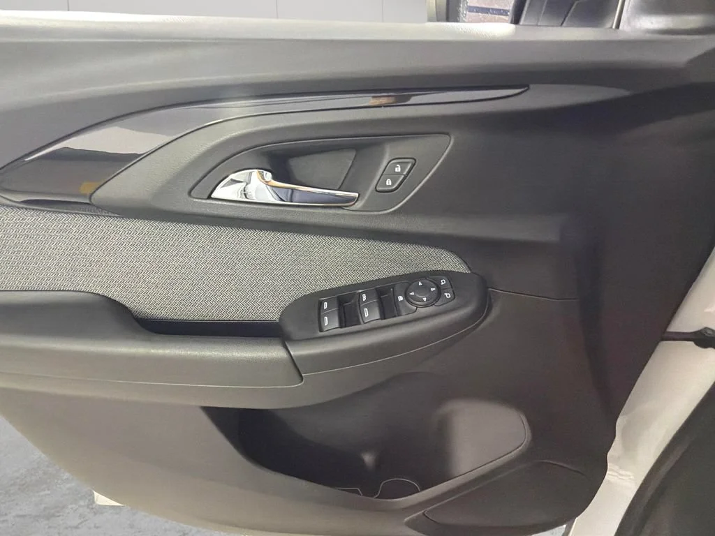 Used 2021 SUMMIT WHITE Chevrolet LT image 25