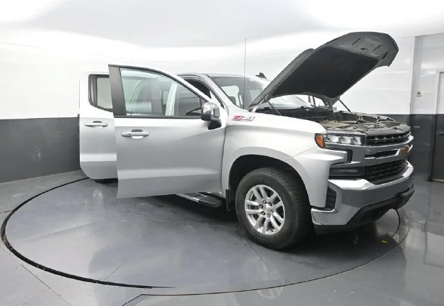 Used 2020 Silver Chevrolet LT image 39