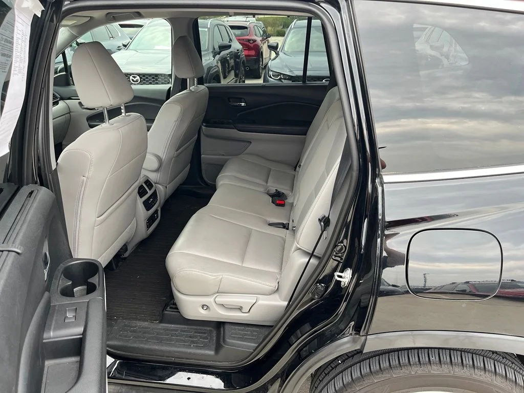 Used 2017  Honda Touring image 13