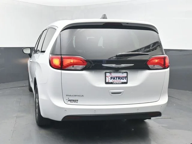 New 2027 Bright White Clear-Coat Exterior Paint Chrysler LX image 4