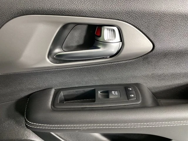 2025 Chrysler Pacifica Select - Photo 12