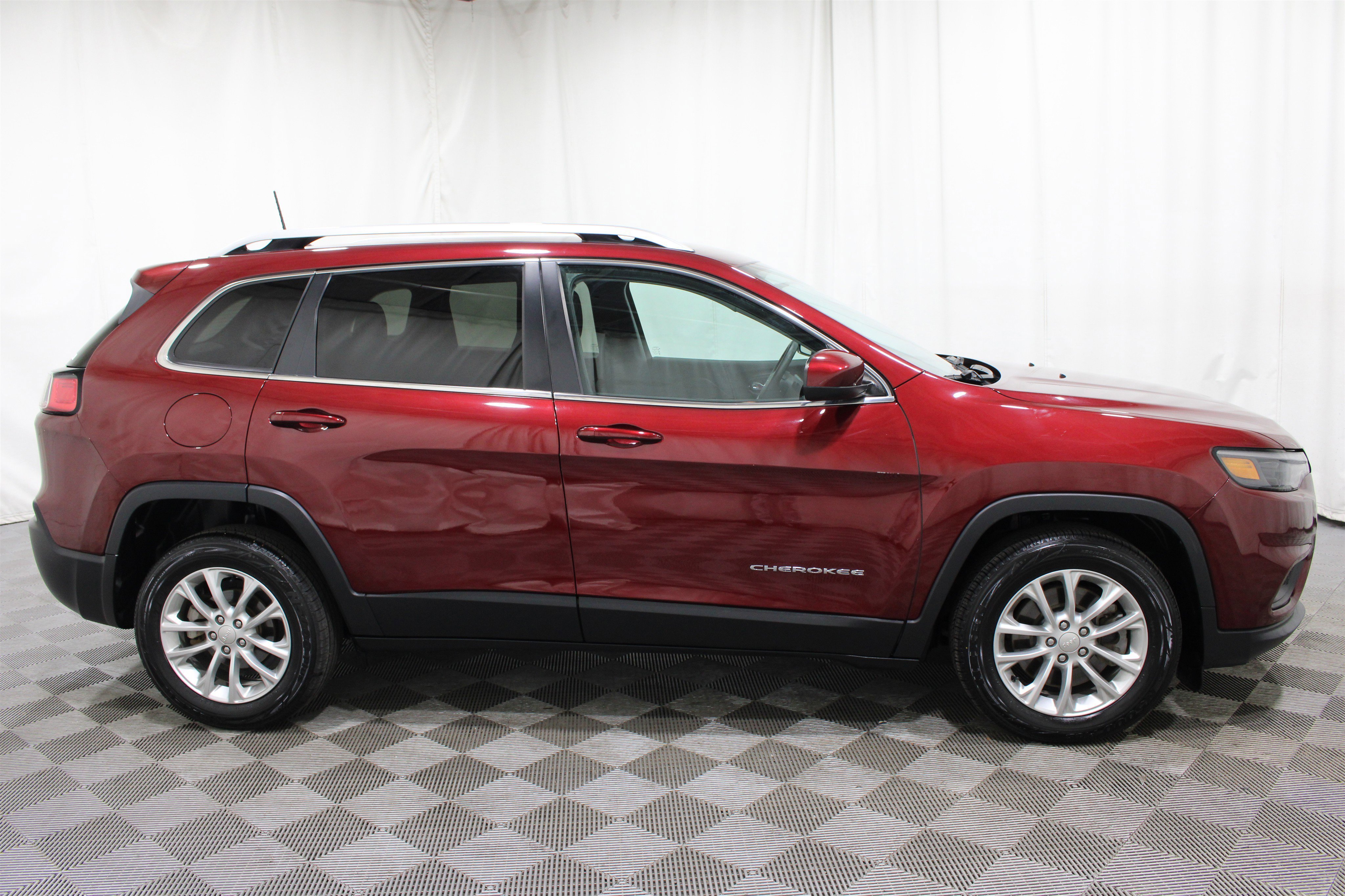 Used 2019 Velvet Red Pearlcoat Jeep Latitude image 26