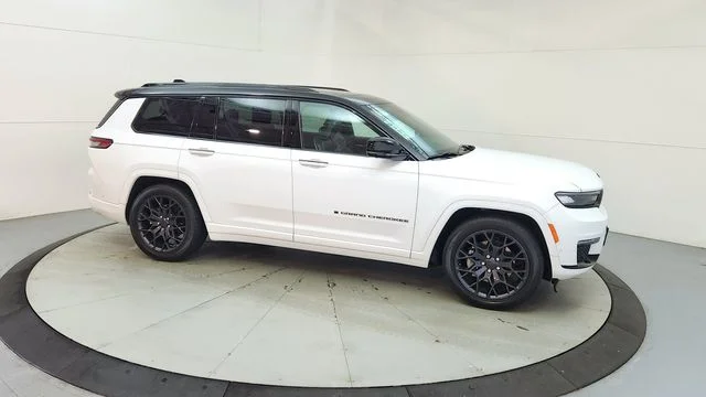 Used 2025 White Jeep Summit image 13