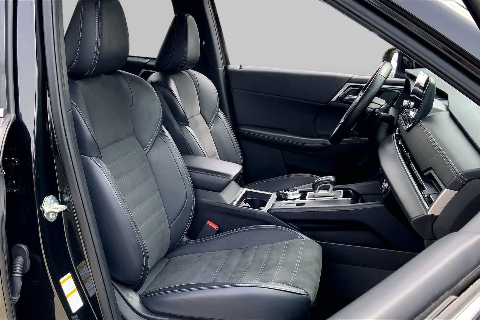 Used 2024 Black Diamond Mitsubishi SE image 9