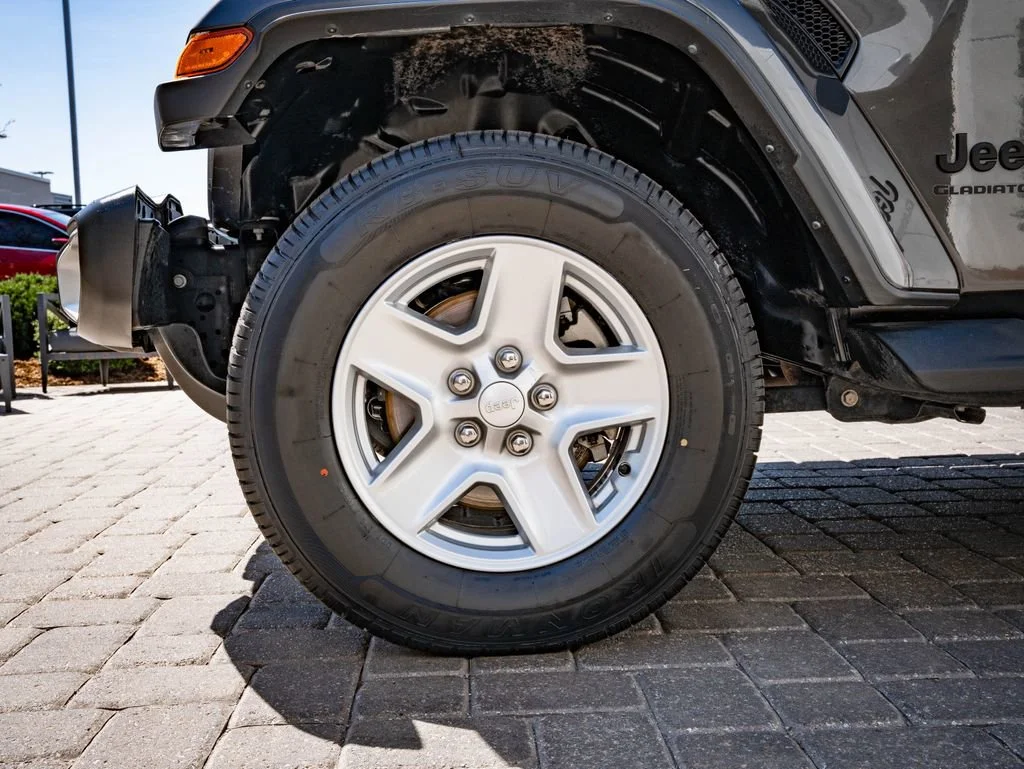 Used 2023 Granite Crystal Metallic Clearcoat Jeep Sport S image 13