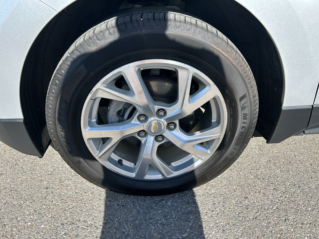 Used 2018 Silver Ice Metallic Chevrolet Premier image 9