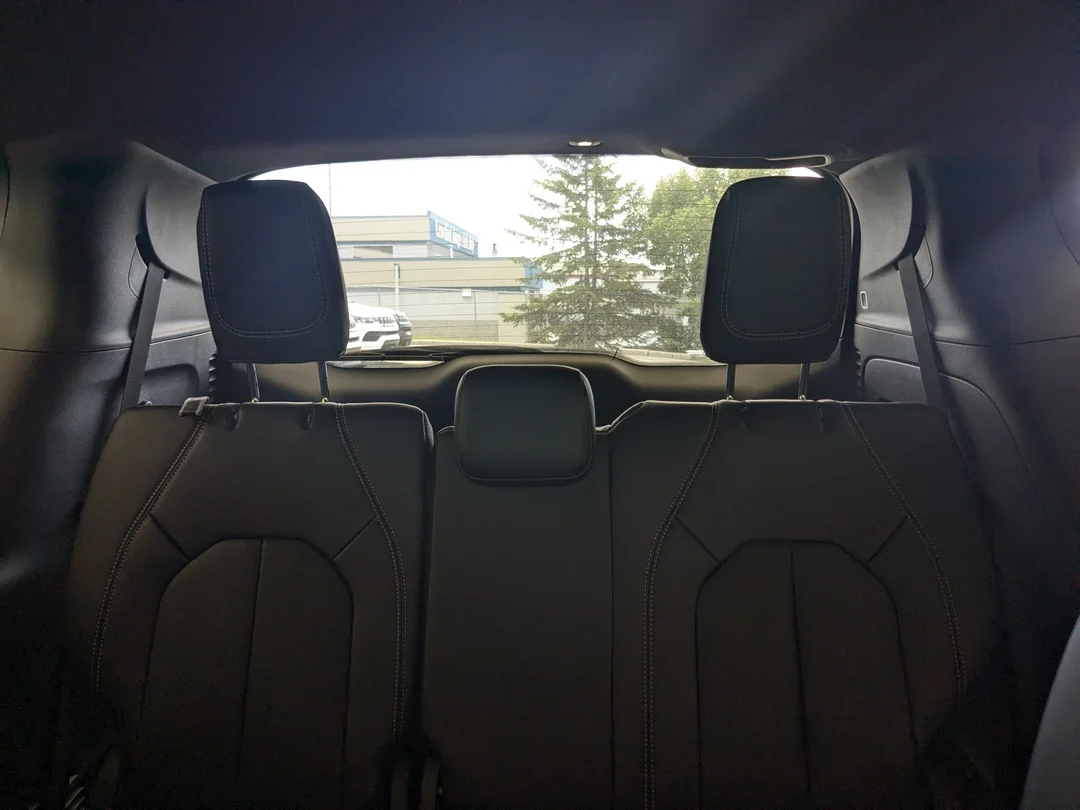 New 2027 White Chrysler Select - - FWD - Stow n Go Seating - Remote Start - Adaptive Cruise w/Stop&Go & More! image 27