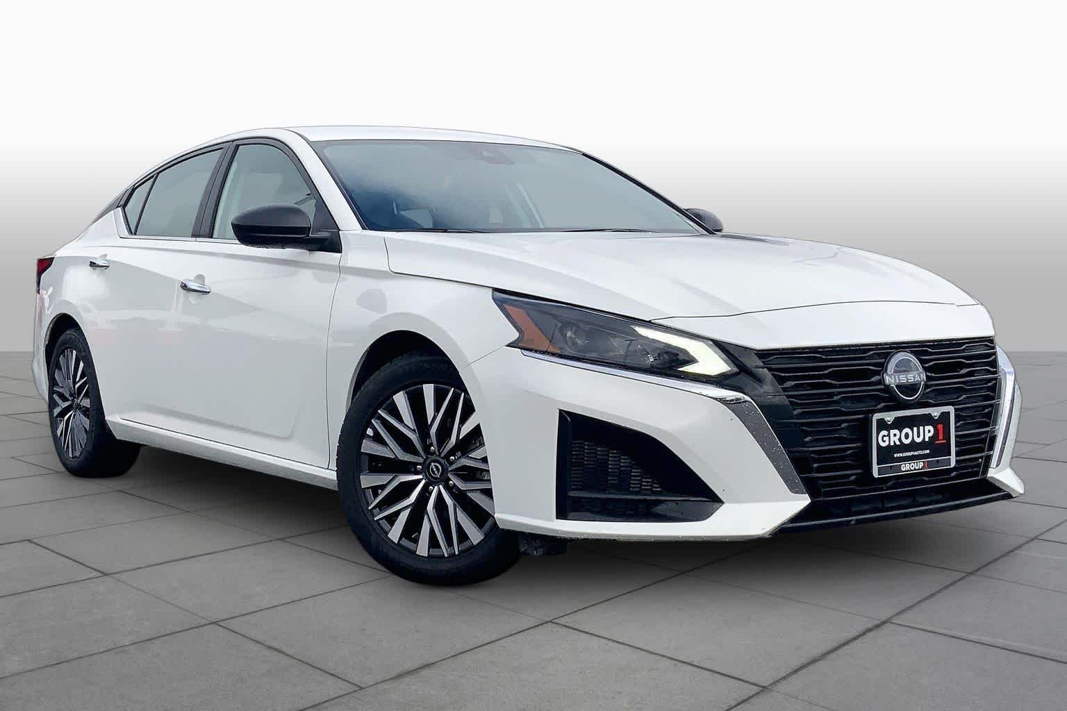 Used 2025 Glacier White Nissan SV image 3