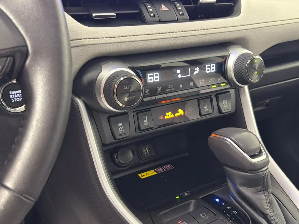 Used 2023  Toyota XLE Premium image 25