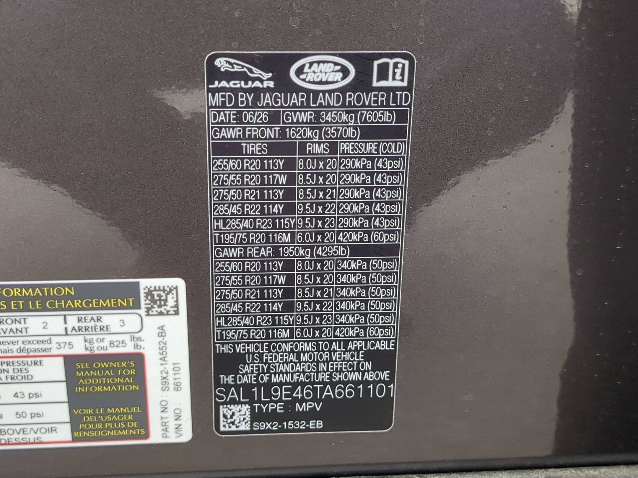 New 2026 Charente Grey Land Rover P460e Dynamic SE image 35