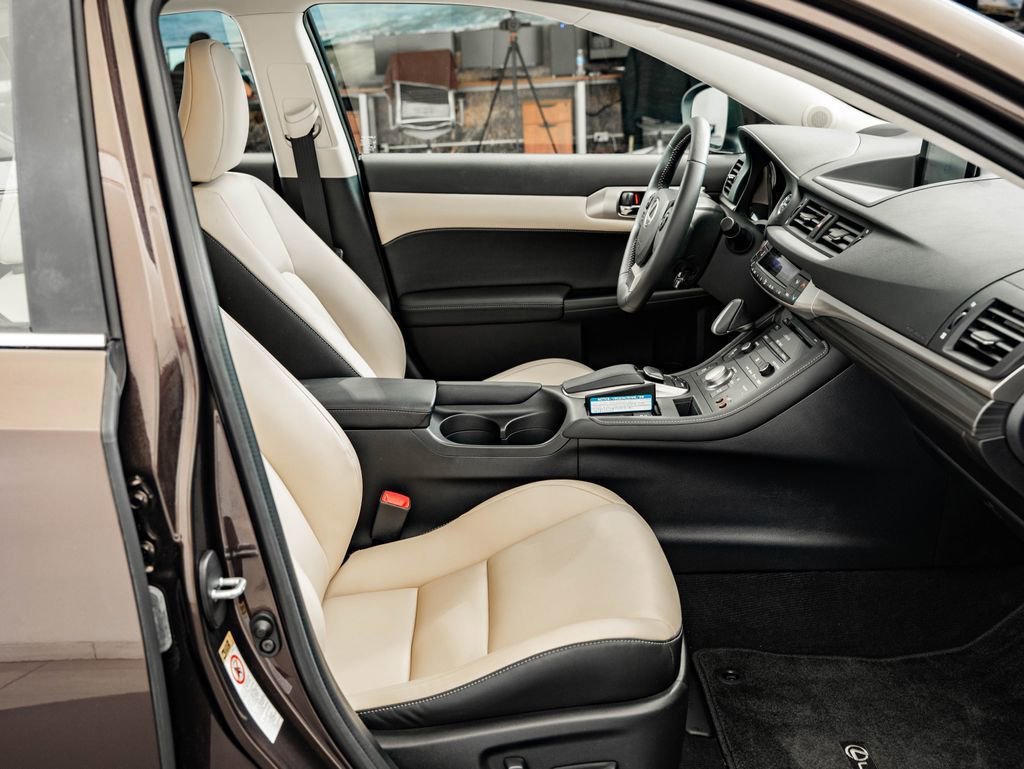Used 2014 Pearl Lexus 200h image 22