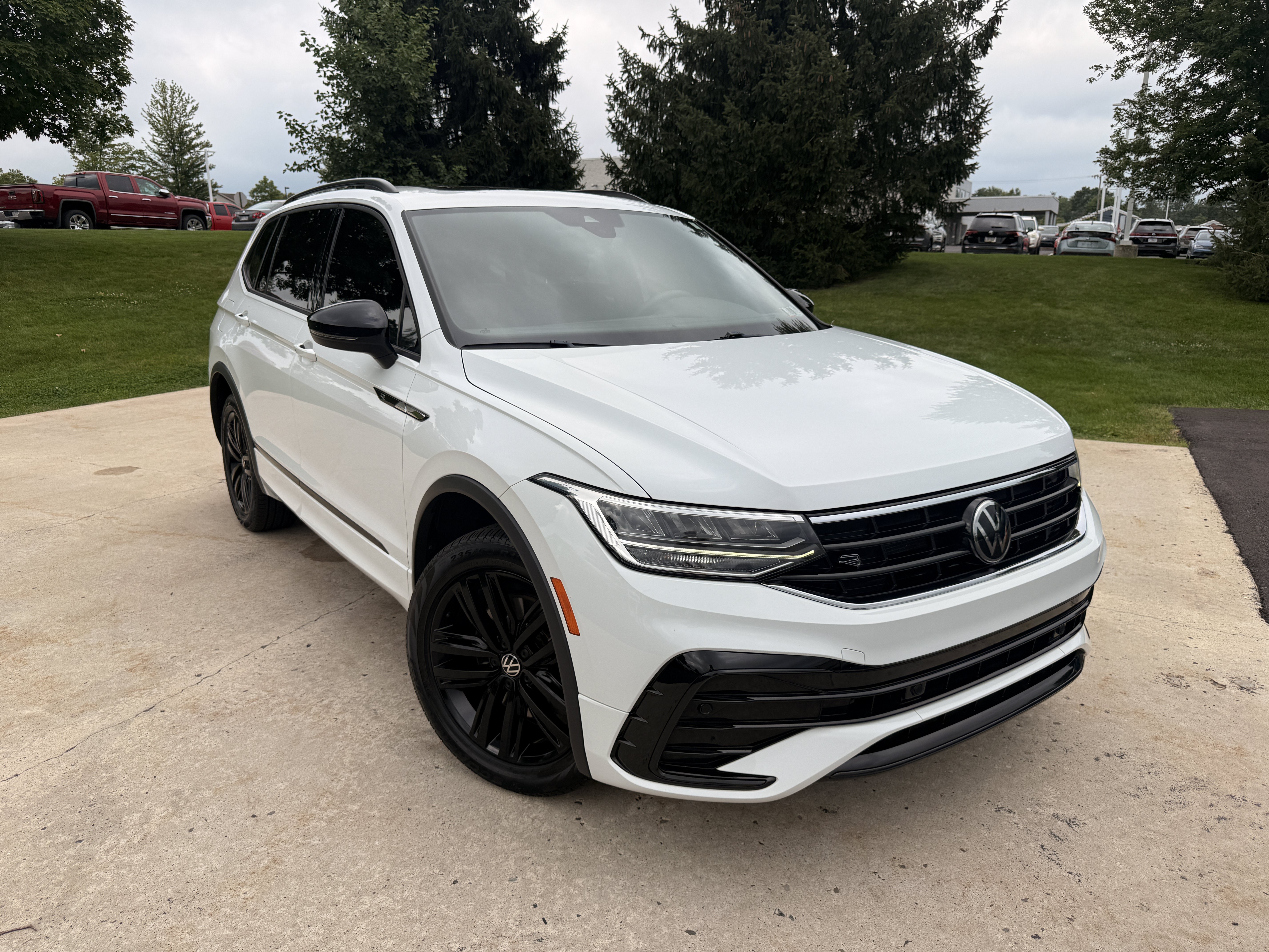 Used 2022  Volkswagen SE R-Line Black image 2