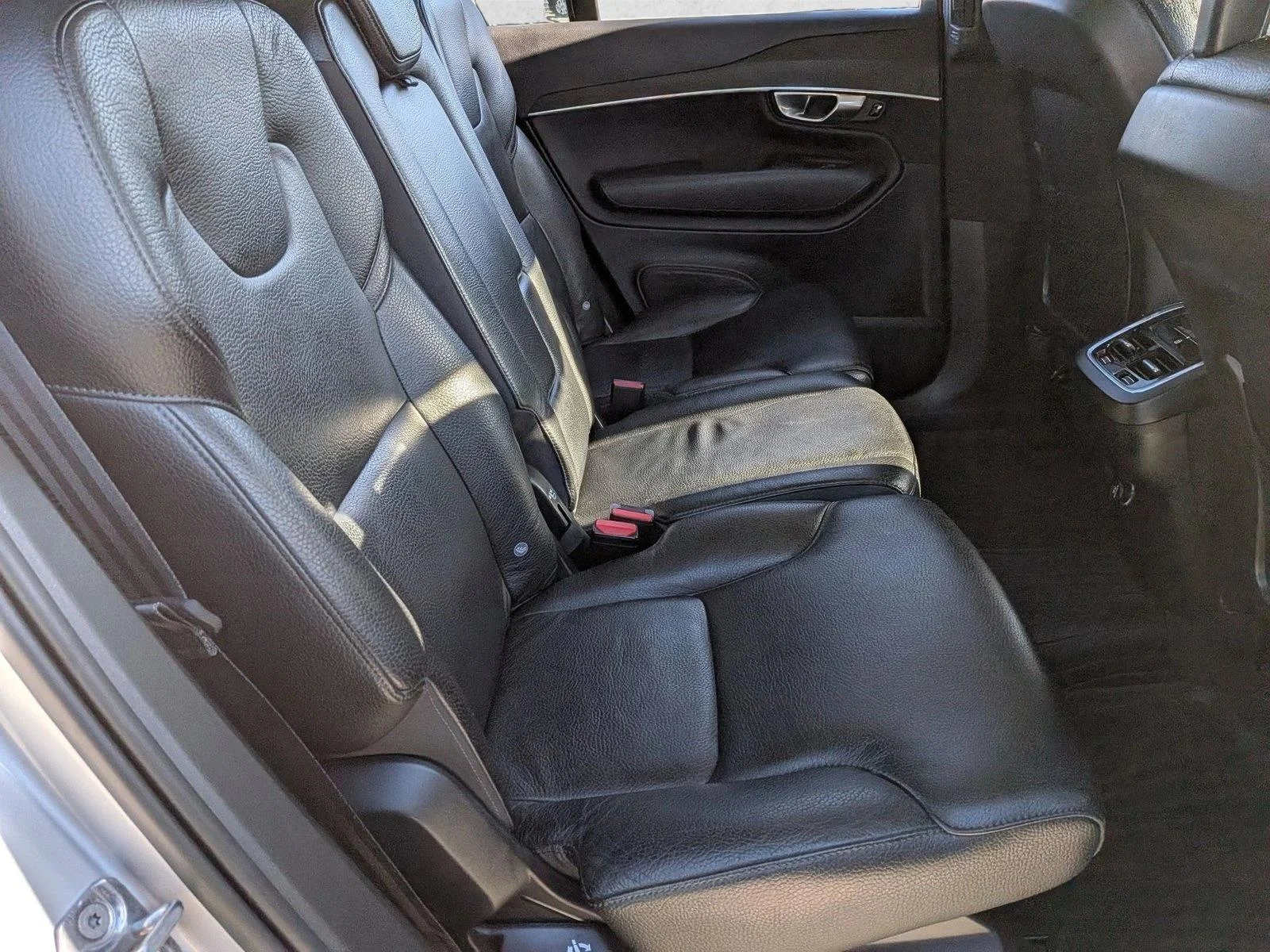 Used 2020 Bright Silver Metallic Volvo Momentum image 14