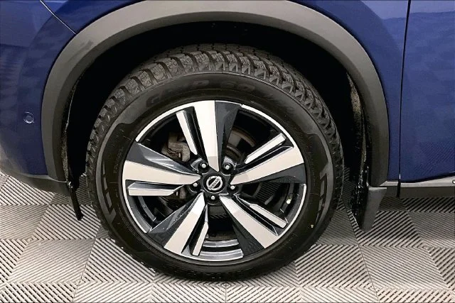Used 2021 Caspian Blue Metallic/Super Black Nissan Platinum image 10