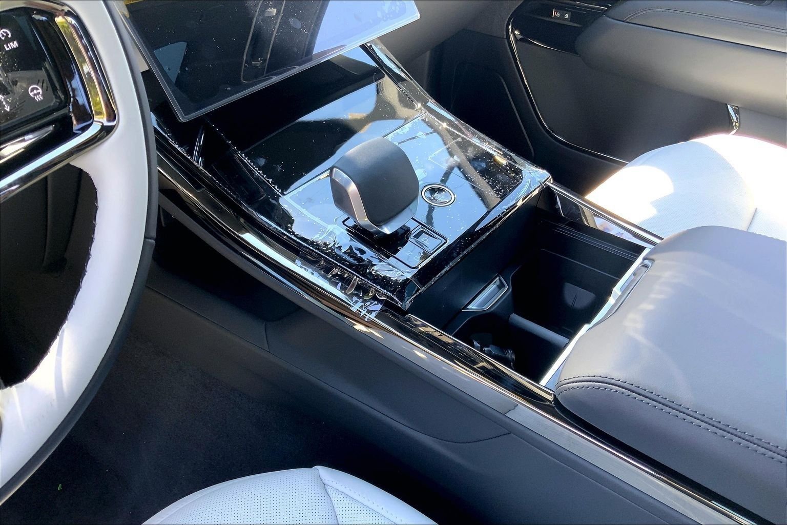 New 2026 Santorini Black LAND ROVER Dynamic SE image 7