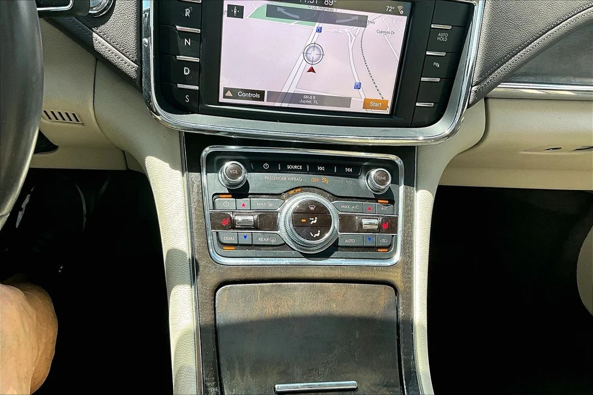 Used 2017 Blue Lincoln Select image 15