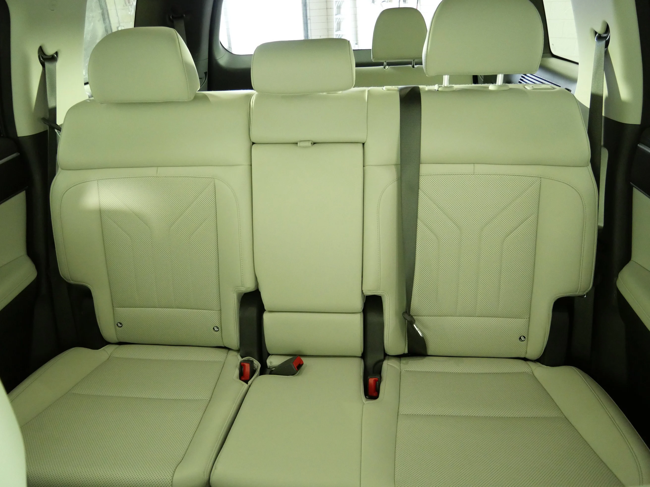Used 2025 Shimmering Silver Hyundai SEL image 13