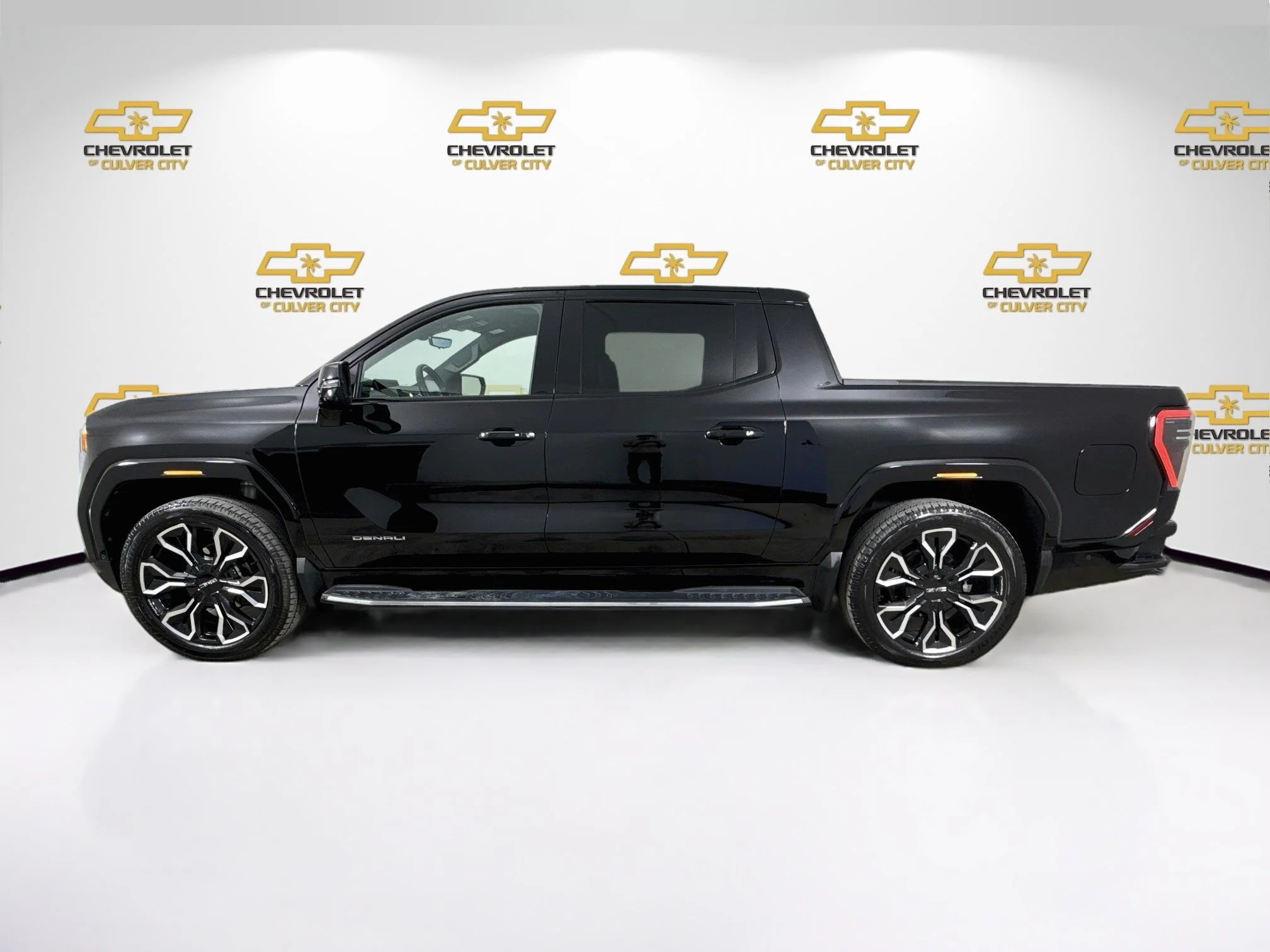 Used 2025 Onyx Black GMC Max Range Denali image 5