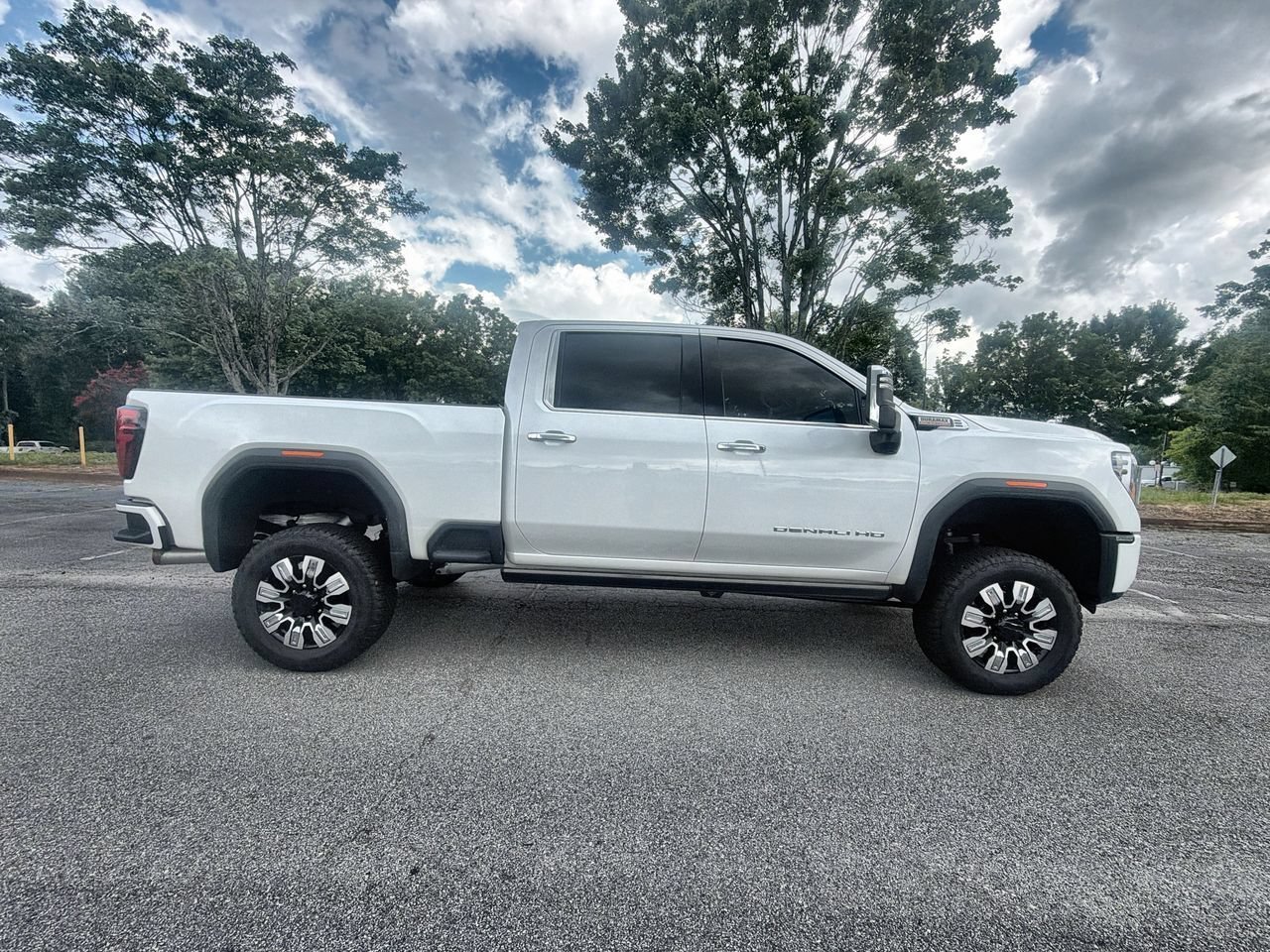 Used 2024 White Frost Tricoat GMC Denali image 9