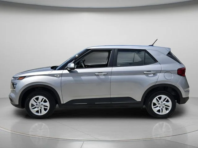 Used 2025 Silver Hyundai SE image 3