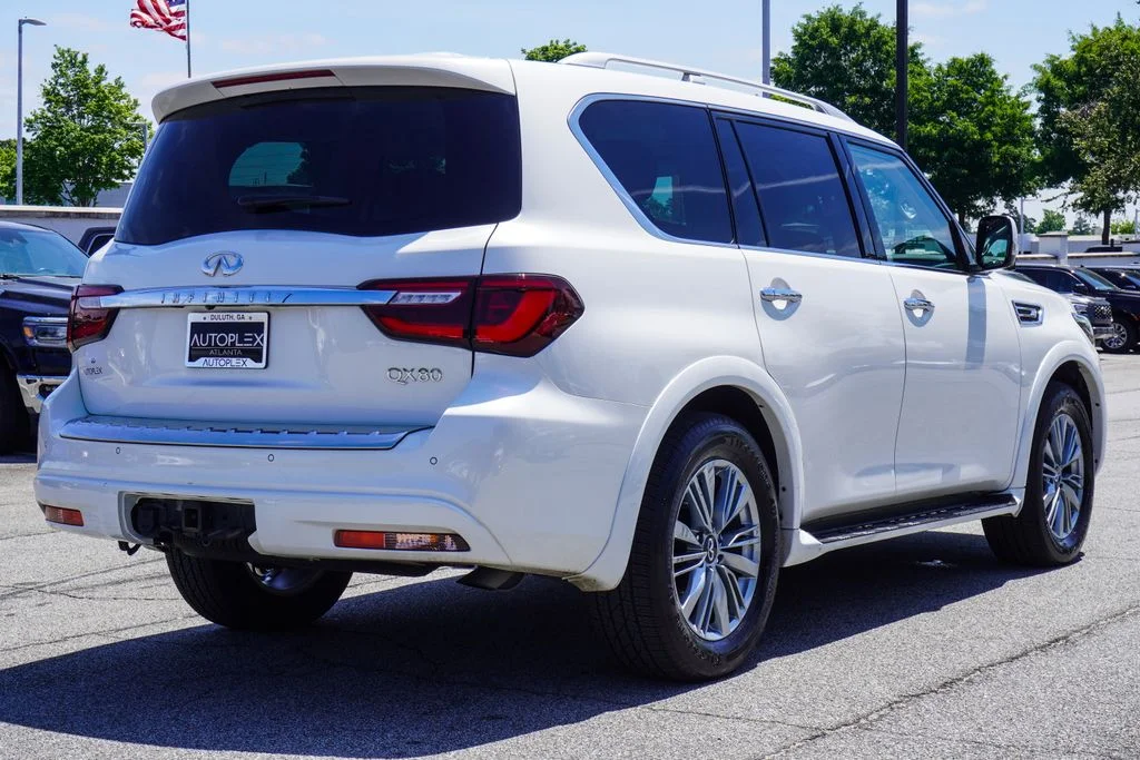Used 2023 White INFINITI LUXE image 32