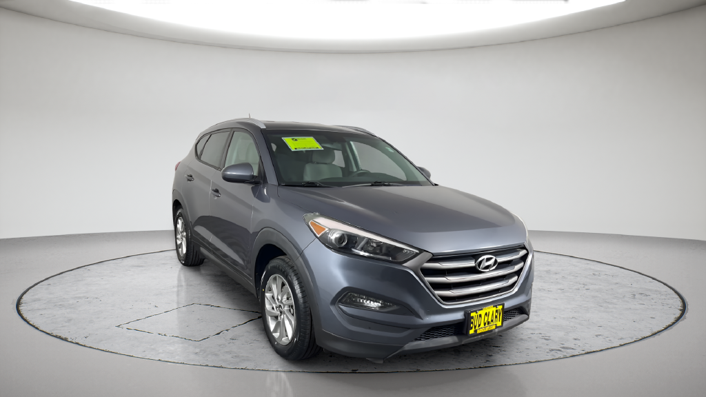 Used 2016 Grey Hyundai SE image 3