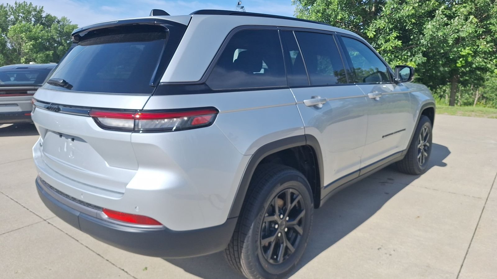 New 2026 Silver Zynith Exterior Paint Jeep Altitude image 4