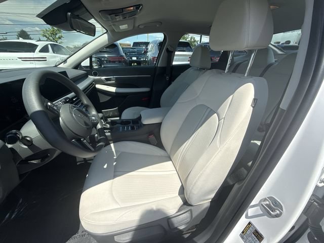 Used 2025 Serenity White Hyundai SE image 11