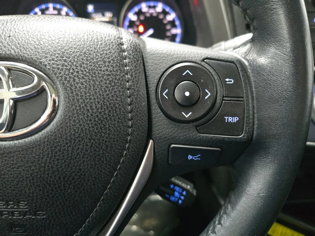 Used 2018 Gray Toyota XLE image 21