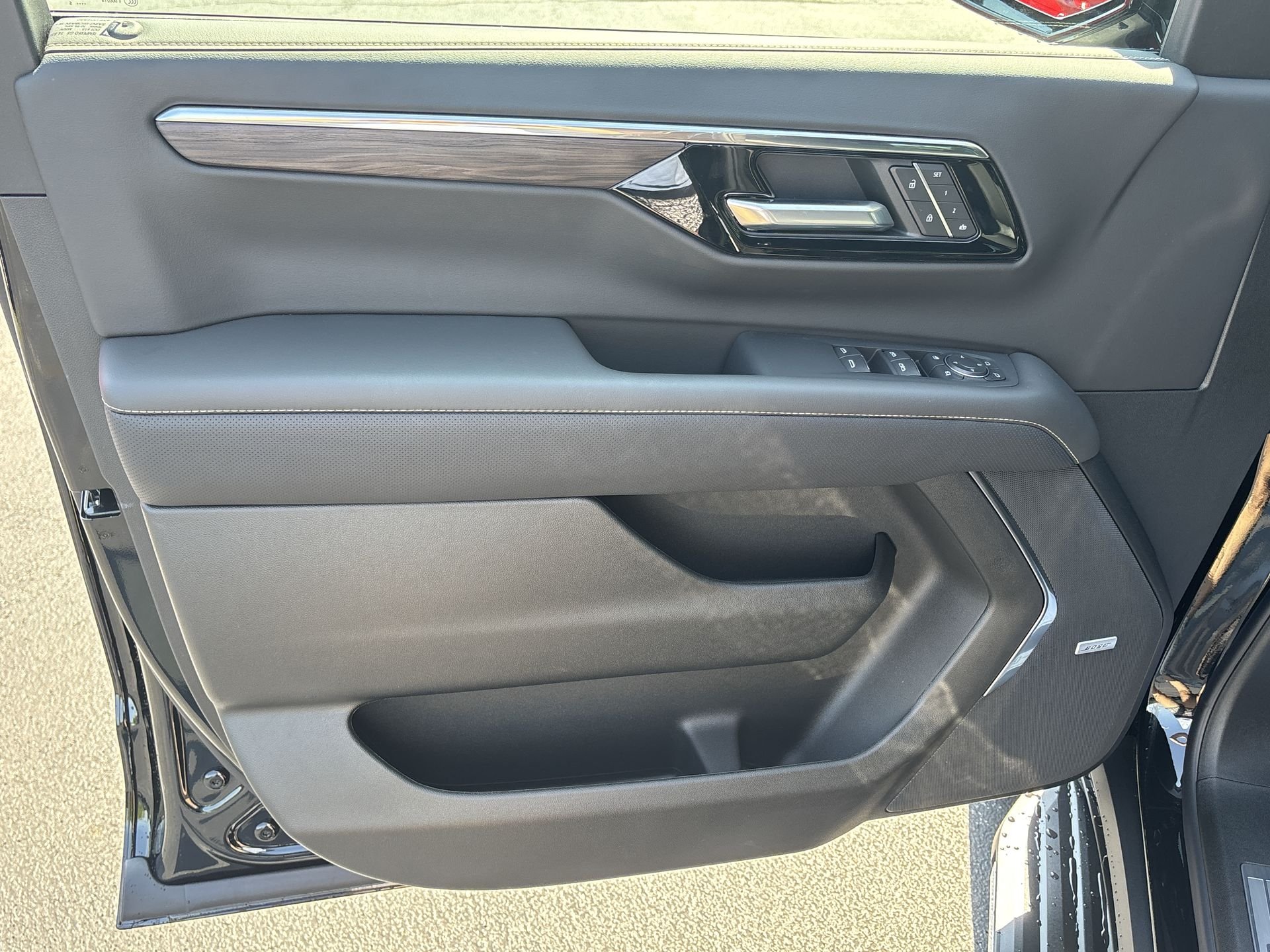 New 2025 Black Chevrolet Premier image 28