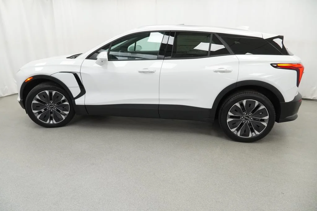 New 2026 Summit White Chevrolet LT image 37