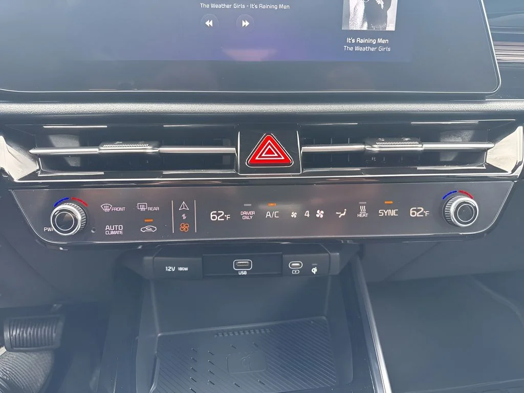 Used 2025 Gray Kia Wind image 18