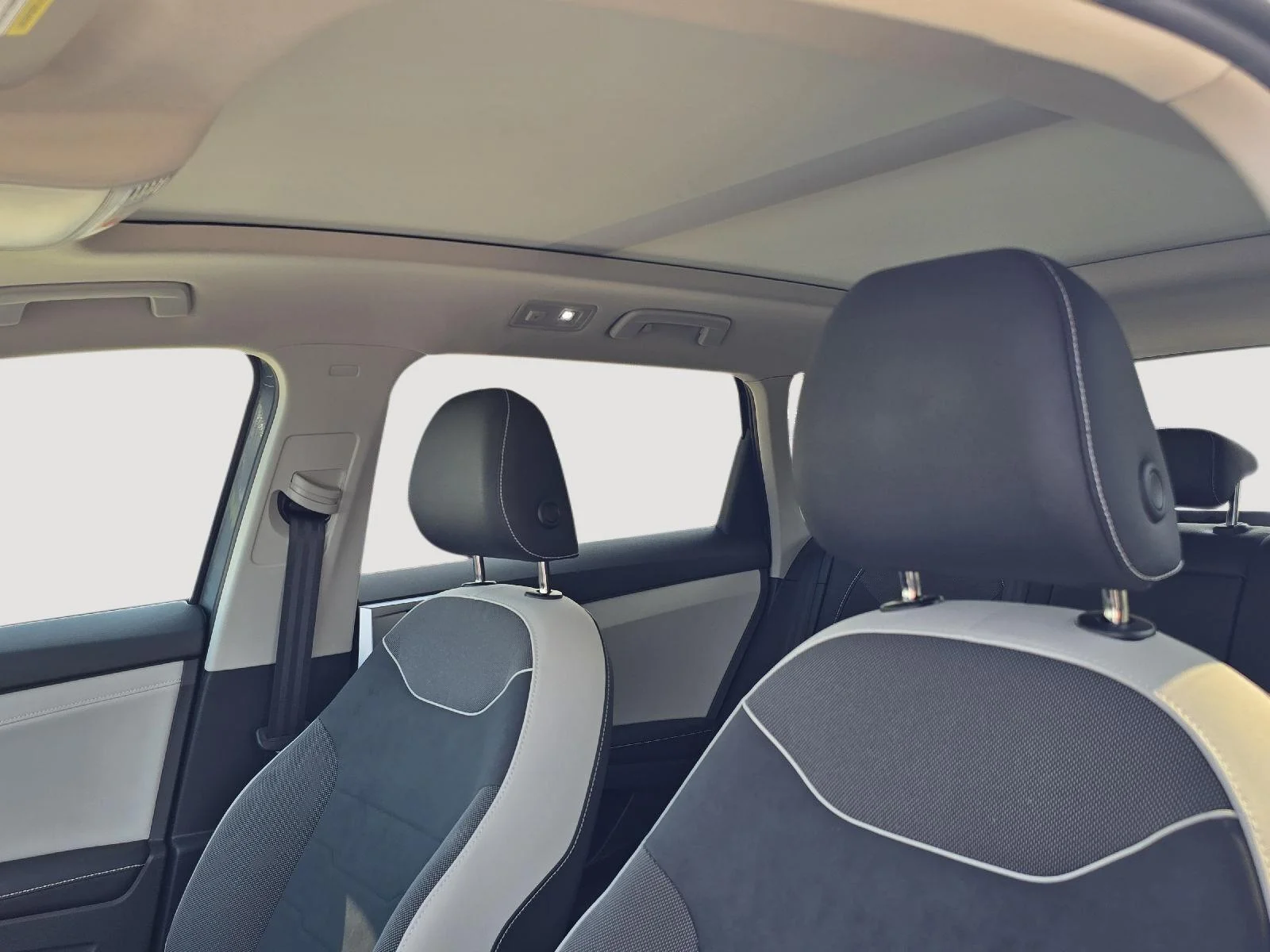 Certified Used 2025 GRAY Volkswagen SE image 5