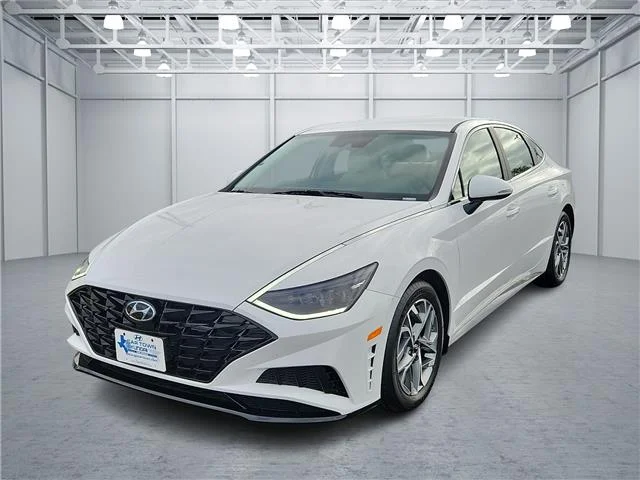 Used 2023 White Hyundai SEL image 1