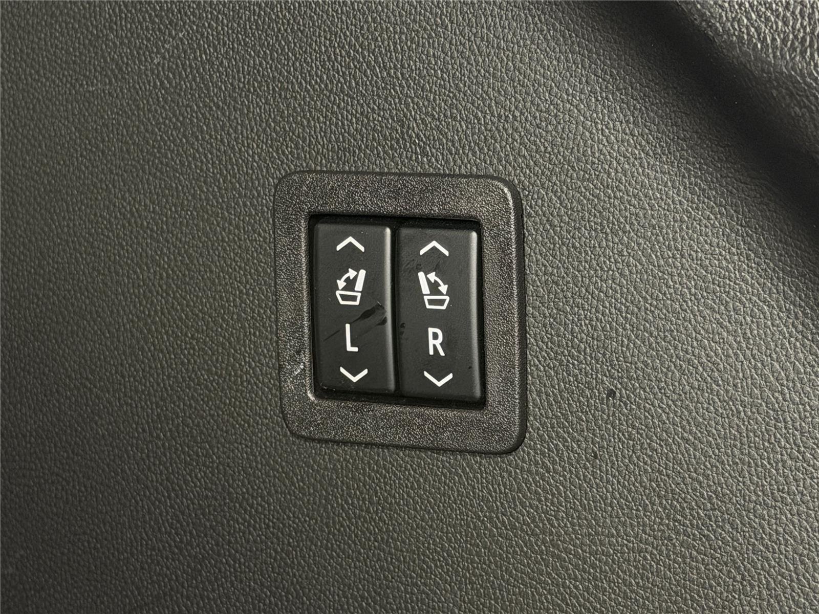 Used 2021 WHITE FROST TRICOAT Buick Avenir image 18