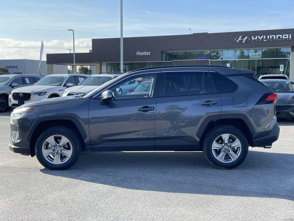 2025 Toyota RAV4 XLE - Photo 25
