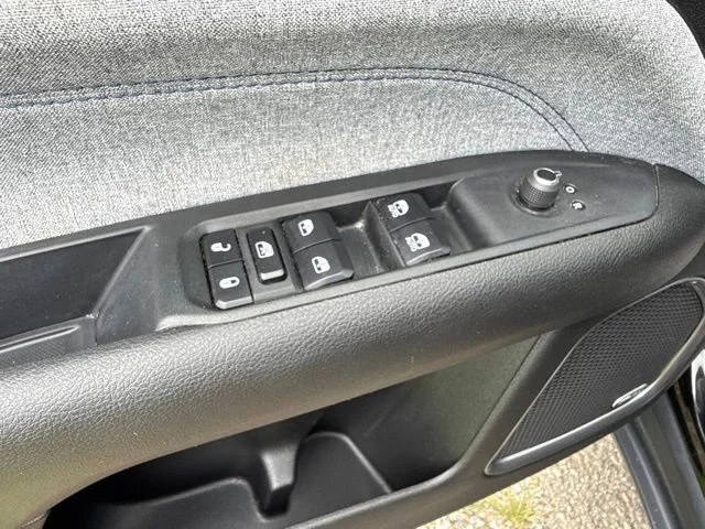 Used 2023 Black Jeep Latitude image 30