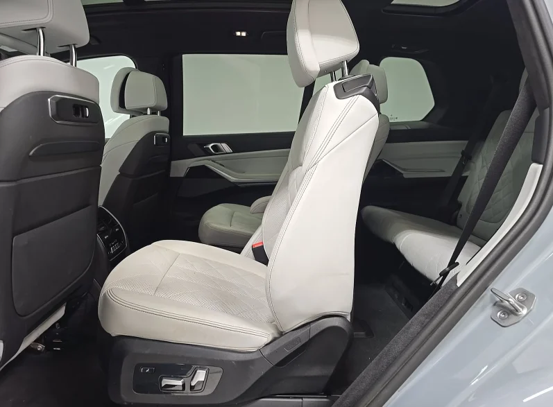 Used 2024 Gray BMW xDrive40i image 5