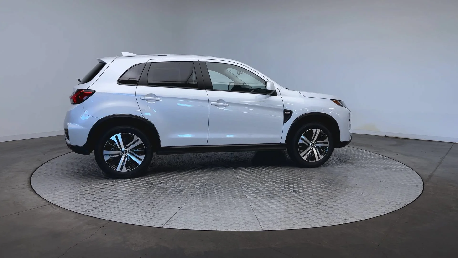New 2026 White Diamond Mitsubishi ES image 9