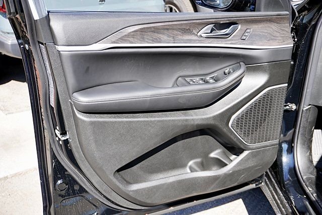 New 2026 Diamond Black Crystal Pearl-Coat Exterior Paint Jeep Limited image 28