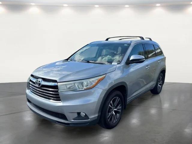 Used 2016 Silver Toyota XLE V6 image 2