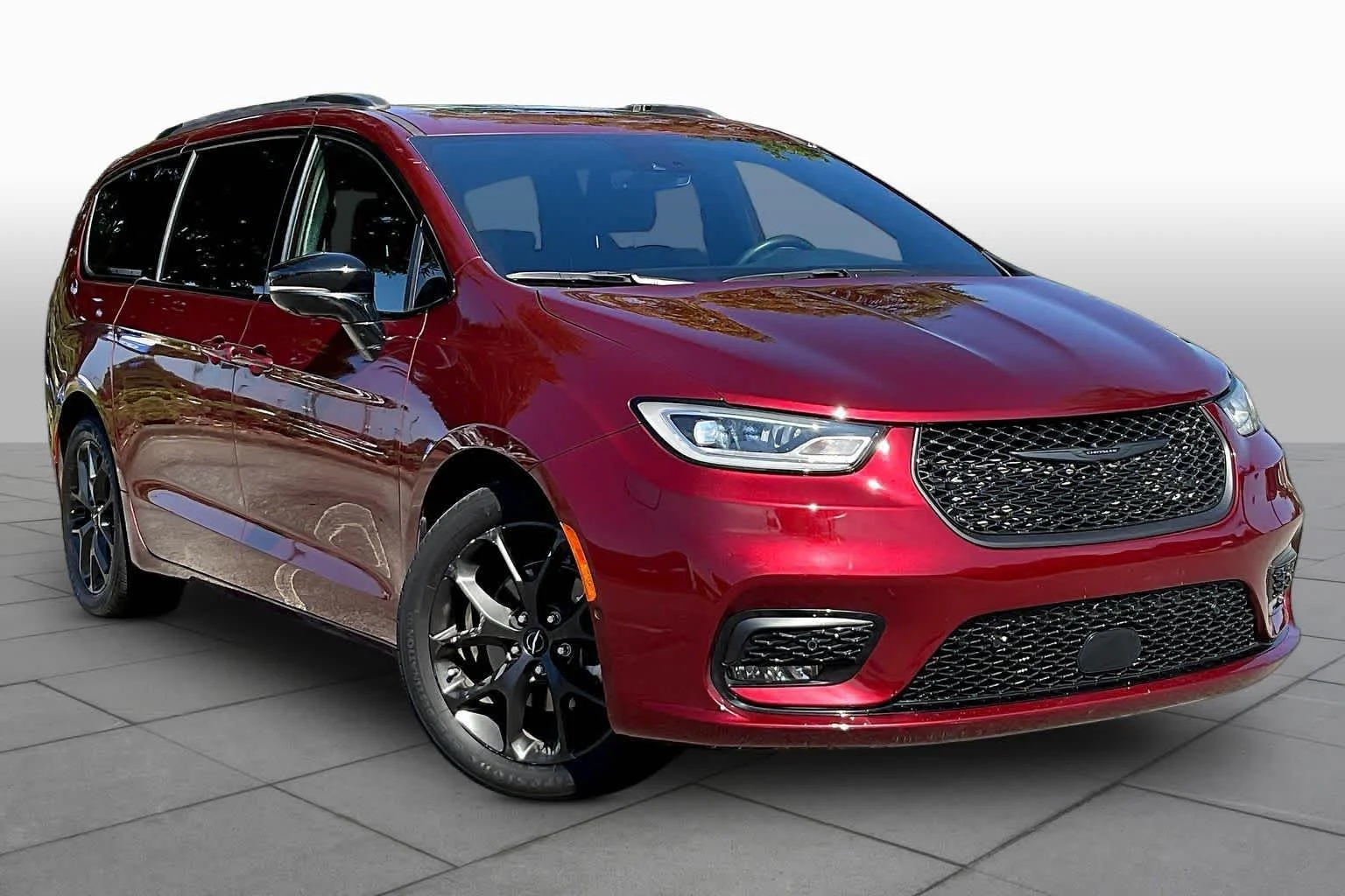 Used 2023 Velvet Red Pearlcoat Chrysler Limited image 3